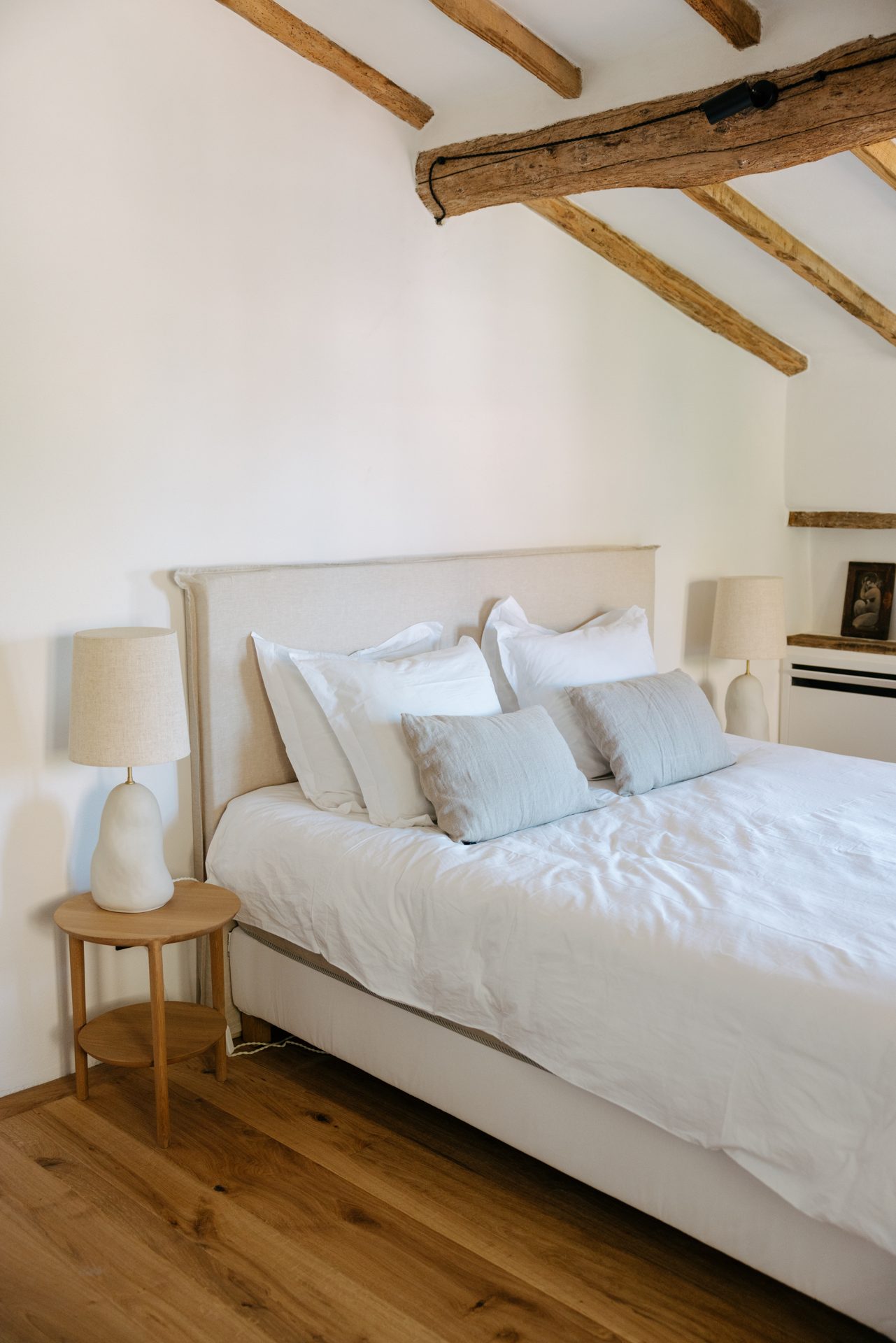 A light bedroom beneath the old beams